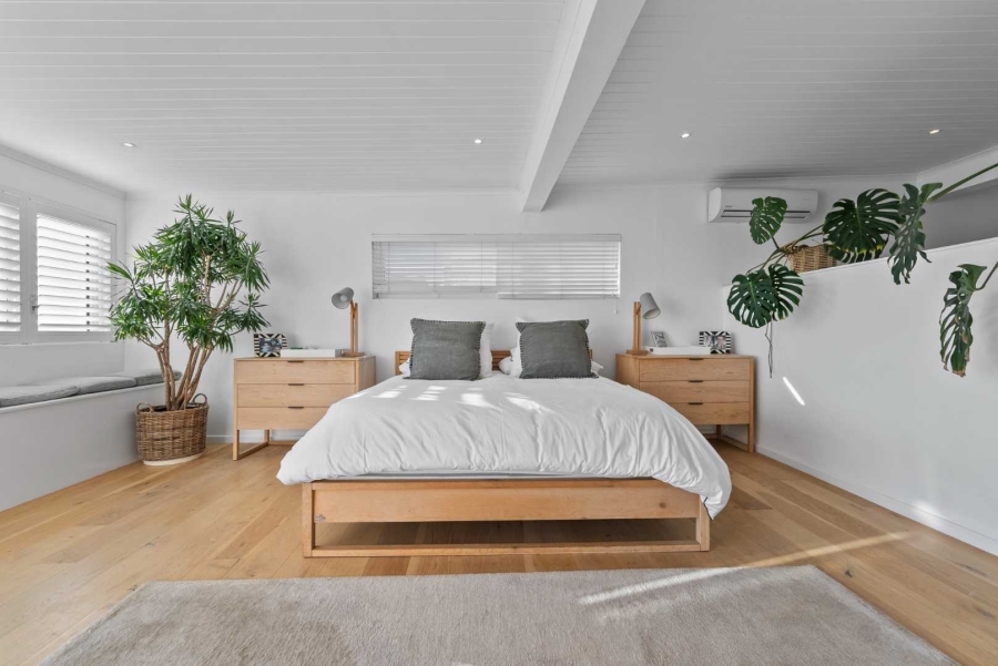 5 Bedroom Property for Sale in Green Point Western Cape